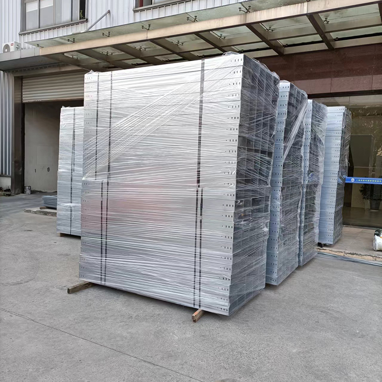 鋁合金槽式橋架長距離運輸時的情況